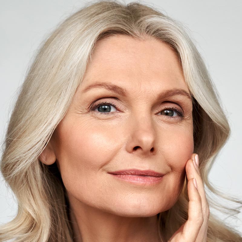 Galería de Imágenes 12 Beautiful gorgeous 50s mid aged mature woman looking at camera isolated on white. Mature old lady close up portrait. Healthy face skin care beauty, middle age skincare cosmetics, cosmetology concept