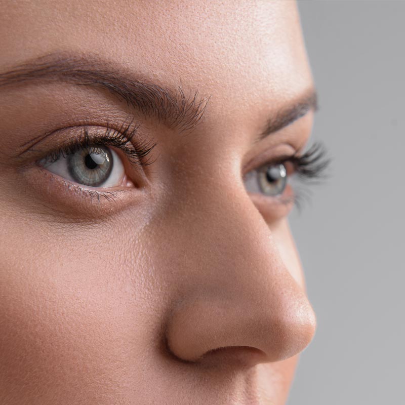 Galería de Imágenes 15 Confident young woman looking forward